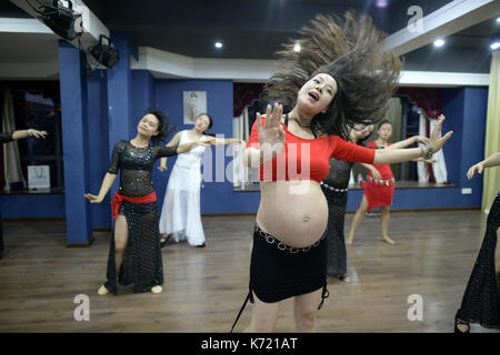 Chongqing, Chongqing, China. 14 Sep, 2017. Chongqing, China, 14. September 2017: (redaktionelle Verwendung. CHINA). Yang Xi'ou, ein acht Monate schwanger Frau, lehrt Bauchtanz an einem Tanz Studio im Südwesten Chinas Chongqing, September 14th, 2017. Yang ist der Gründer der Tanz Studio. Sie sagte, sie würde weiterhin Unterricht Bauchtanz bis Ende September. Credit: SIPA Asien/ZUMA Draht/Alamy leben Nachrichten Stockfoto