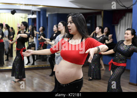 Chongqing, Chongqing, China. 14 Sep, 2017. Chongqing, China, 14. September 2017: (redaktionelle Verwendung. CHINA). Yang Xi'ou, ein acht Monate schwanger Frau, lehrt Bauchtanz an einem Tanz Studio im Südwesten Chinas Chongqing, September 14th, 2017. Yang ist der Gründer der Tanz Studio. Sie sagte, sie würde weiterhin Unterricht Bauchtanz bis Ende September. Credit: SIPA Asien/ZUMA Draht/Alamy leben Nachrichten Stockfoto