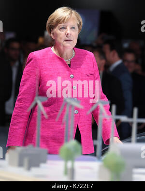Frankfurt am Main, Deutschland. 14 Sep, 2017. Die deutsche Bundeskanzlerin Angela Merkel (CDU) bei der Eröffnung der Internationalen Automobil Ausstellung (IAA) in Frankfurt am Main, Deutschland, 14. September 2017. Automobilhersteller aus der ganzen Welt zeigen ihre neuesten Produkte auf der Internationalen Ausstellung zwischen dem 14. und dem 14. September 2017. Quelle: dpa Picture alliance/Alamy leben Nachrichten Stockfoto