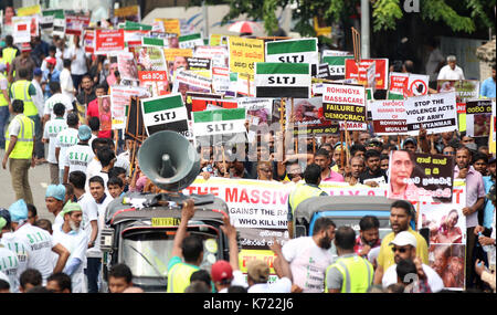 Colombo, Sri Lanka. 14 Sep, 2017. Die Mitglieder von "Thawheed Jama'th (SLTJ)" muslimischen Organisationen in einer Kundgebung gegen angebliche Tötung der Rohingya Muslime in Myanmar am 14. September 2017 in Colombo, Sri Lanka Protest beteiligen. Credit: Lahiru hat Harshana/Alamy leben Nachrichten Stockfoto