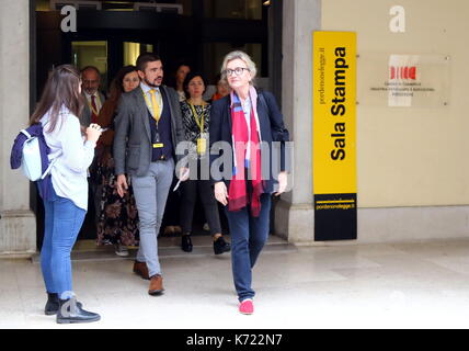 Pordenone, Italien. 14 Sep, 2017. Die amerikanische Schriftstellerin Elizabeth Strout (R) wird während einer literarischen Veranstaltung Pordenonelegge. Es XVII BookFest mit Autoren vom 13. bis 17. September in Pordenone am 14 September, 2017 gesehen. Quelle: Andrea Spinelli/Alamy leben Nachrichten Stockfoto