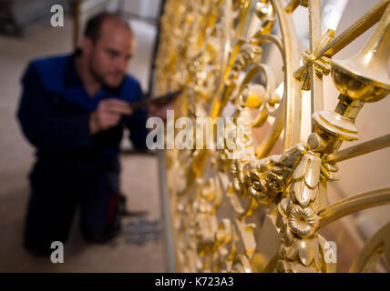 Dresden, Deutschland. 14 Sep, 2019. Metallarbeiter Steffin Aurin arbeitet auf eine vergoldete Treppe Geländer in den kleinen Ball Halle im Residence Palace während einer Tour von der Handwerkskammer in Dresden, Deutschland, 14. September 2019 organisiert. Die Kammer organisierte Tag des Handwerks findet am 16. September 2017. Foto: Monika Skolimowska/dpa-Zentralbild/dpa/Alamy leben Nachrichten Stockfoto