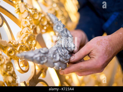 Dresden, Deutschland. 14 Sep, 2019. Metallarbeiter Steffin Aurin arbeitet auf eine vergoldete Treppe Geländer in den kleinen Ball Halle im Residence Palace während einer Tour von der Handwerkskammer in Dresden, Deutschland, 14. September 2019 organisiert. Die Kammer organisierte Tag des Handwerks findet am 16. September 2017. Foto: Monika Skolimowska/dpa-Zentralbild/dpa/Alamy leben Nachrichten Stockfoto