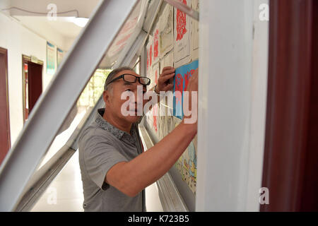 (170914) - NANCHANG, Sept. 14, 2017 (Xinhua) - Er stellt Xingwu Handwerk Schüler in einem showwindow an einer speziellen Schule in Nanchang, der ostchinesischen Provinz Jiangxi, Sept. 13, 2017. Der 74-jährige Lehrer er Xingwu hat in den Speical Schule für 23 Jahre gearbeitet. Er verlor die Anhörung im Alter von acht Jahren durch die missbräuchliche Verwendung von Drogen. 1994, er und sein Freund gegründet, um die Schule nach seinem Ruhestand. Mehr als 300 Anhörung-und-sprechenden sehbehinderte Schüler haben von der Schule absolvierte. (Xinhua / Peng Zhaozhi) (zkr) (ZT) Stockfoto