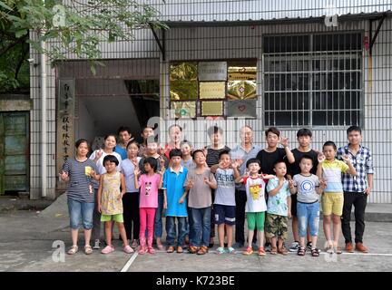 (170914) - NANCHANG, Sept. 14, 2017 (Xinhua) - Er Xingwu posiert für ein Gruppenfoto mit seinen Studenten an einer speziellen Schule in Nanchang, der ostchinesischen Provinz Jiangxi, Sept. 13, 2017. Der 74-jährige Lehrer er Xingwu hat in den Speical Schule für 23 Jahre gearbeitet. Er verlor die Anhörung im Alter von acht Jahren durch die missbräuchliche Verwendung von Drogen. 1994, er und sein Freund gegründet, um die Schule nach seinem Ruhestand. Mehr als 300 Anhörung-und-sprechenden sehbehinderte Schüler haben von der Schule absolvierte. (Xinhua / Peng Zhaozhi) (zkr) (ZT) Stockfoto