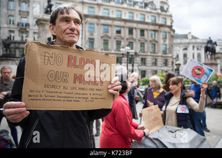 London, Großbritannien. 14 Sep, 2017. Vegan Mitkämpfer Protest außerhalb der Bank von England gegen die Verwendung von Talg in Banknoten mit dem Tag, an dem die neue £10 Noten in Umlauf kommen. Zusätzlich zu den € 5 Bitte beachten Sie, dass die Bank hat angekündigt, dass Talg in der Produktion von neuen £10, £20 Notizen verwendet werden. Credit: Mark Kerrison/Alamy leben Nachrichten Stockfoto