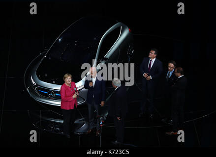 Frankfurt am Main, Deutschland. 14 Sep, 2017. Die deutsche Bundeskanzlerin Angela Merkel (1.L) Hört sich Dieter Zetsche (2 l), Vorsitzender der deutsche Autohersteller Daimler AG und Leiter Mercedes-Benz Cars, am Eröffnungstag der 67. Internationalen Automobil-Ausstellung (IAA), Deutschland, an Sept. 14, 2017. Credit: Luo Huanhuan/Xinhua/Alamy leben Nachrichten Stockfoto