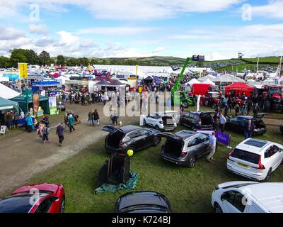 Cumbria, Großbritannien. September 2017. Luftaufnahmen der Westmorland County Show in Cumbria. Es ist die 218. Show, die 1799 begann. Der herrliche Sonnenschein traf Tausende von Besuchern der jährlichen Veranstaltung auf dem Messegelände in der Nähe der M6. Zu den verschiedenen Attraktionen gehörten Imbisshallen, Kunsthandwerk, landwirtschaftliche Fahrzeuge, Tiershows und Reiten. Bild vom 14.09.2017. Quelle: Stop Press Media/Alamy Live News Stockfoto