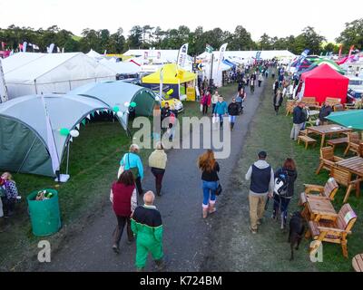 Cumbria, Großbritannien. September 2017. Luftaufnahmen der Westmorland County Show in Cumbria. Es ist die 218. Show, die 1799 begann. Der herrliche Sonnenschein traf Tausende von Besuchern der jährlichen Veranstaltung auf dem Messegelände in der Nähe der M6. Zu den verschiedenen Attraktionen gehörten Imbisshallen, Kunsthandwerk, landwirtschaftliche Fahrzeuge, Tiershows und Reiten. Bild vom 14.09.2017. Quelle: Stop Press Media/Alamy Live News Stockfoto