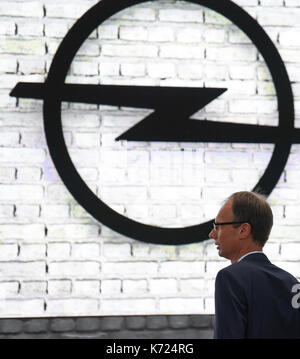 Michael Lohscheller, Vorsitzender des Opel Automobile GmbH, vorbei an einer Marke Opel Logo auf der Internationalen Automobilausstellung in Frankfurt am Main, Deutschland, 14. September 2017. Foto: Arne Dedert/dpa Stockfoto