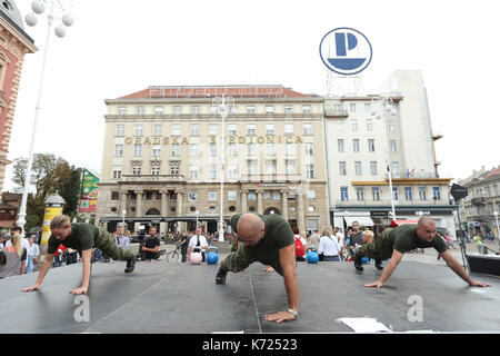 (170914) - Zagreb, Sept. 14, 2017 (Xinhua) - kroatische Soldaten beteiligen sich an der Sport- und Bildungsprojekt aktiv Kroatien und deren Training Programm in Zagreb, Hauptstadt von Kroatien zeigen, auf Sept. 14, 2017. (Xinhua / Davor Puklavec) Stockfoto