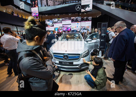 Frankfurt am Main, Deutschland. 14 Sep, 2017. dpatop - Besucher prüfen ein Mercedes Auto mit Brennstoffzelle auf der Internationalen Automobil-Ausstellung (IAA) in Frankfurt, Deutschland, am 14. September 2017. Foto: Andreas Arnold/dpa/Alamy leben Nachrichten Stockfoto