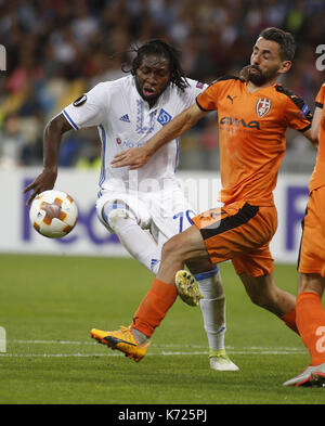 September 14, 2017 - Dieumerci Mbokani (L) von Dynamo mias Für den Ball mit Kristi Vangjeli (R) von SkÃ "nderbeu während der UEFA Europa League Gruppe B Fußballspiel zwischen dem FC Dynamo Kiew und FC SkÃ "nderbeu, an der NSK Olimpiyskyi in Kiew, Ukraine, September 14, 2017. Credit: anatolii Stepanov/ZUMA Draht/Alamy leben Nachrichten Stockfoto