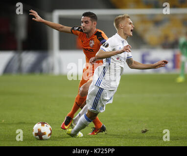 September 14, 2017 - Vitaliy Buyalskiy (R) von Dynamo mias Für den Ball mit Gjergj Muzaka (L) von SkÃ "nderbeu während der UEFA Europa League Gruppe B Fußballspiel zwischen dem FC Dynamo Kiew und FC SkÃ "nderbeu, an der NSK Olimpiyskyi in Kiew, Ukraine, September 14, 2017. Credit: anatolii Stepanov/ZUMA Draht/Alamy leben Nachrichten Stockfoto