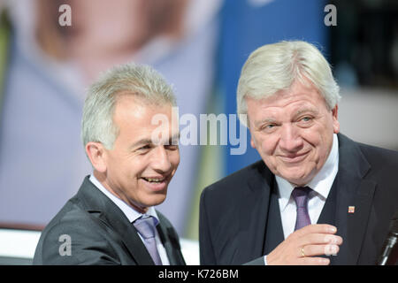 Frankfurt am Main, Deutschland. 14 Sep, 2017. Peter Feldmann und Volker Bouffier auf der 67. IAA in Frankfurt/Main am Dienstag, den 14. September 2017 Stockfoto