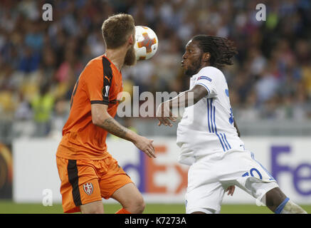 September 14, 2017 - Dieumerci Mbokani (R) von Dynamo mias Für die Kugel mit Marko RadaÅ¡ (L) von SkÃ "nderbeu während der UEFA Europa League Gruppe B Fußballspiel zwischen dem FC Dynamo Kiew und FC SkÃ "nderbeu, an der NSK Olimpiyskyi in Kiew, Ukraine, September 14, 2017. Credit: anatolii Stepanov/ZUMA Draht/Alamy leben Nachrichten Stockfoto