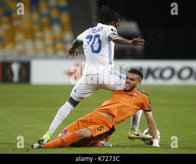 September 14, 2017 - Dieumerci Mbokani (L) von Dynamo mias Für den Ball mit Bajram Jashanica (R) von SkÃ "nderbeu während der UEFA Europa League Gruppe B Fußballspiel zwischen dem FC Dynamo Kiew und FC SkÃ "nderbeu, an der NSK Olimpiyskyi in Kiew, Ukraine, September 14, 2017. Credit: anatolii Stepanov/ZUMA Draht/Alamy leben Nachrichten Stockfoto