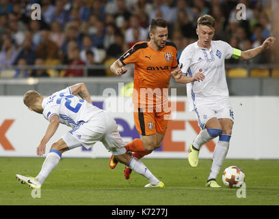 14. September 2017: Enis Gavazaj (C) von SkÃ«nderbeu streitet mit Vitaliy Buyalskiy (L) und Serhiy Sydorchuk (R) von Dynamo beim Fußball-Spiel der Gruppe B der UEFA Europa League zwischen dem FC Dynamo Kyiv und dem FC SkÃ«nderbeu im NSK Olimpiyskyi in Kiew, Ukraine, 14. September 2017. Anatolii Stepanov/ZUMA Wire/Alamy Live News Stockfoto