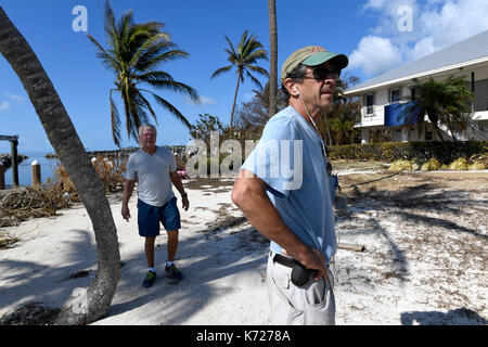 Tavernier, FL, USA. 14 Sep, 2017. Palazzo Brüder elektrischen Fachfirma Joe Palazzo asseses die Schäden am Haus der ehemaligen Delphine und der Universität von Miami Football Coach Jimmy Johnson Donnerstag in Tavernier, Fl. von Hurricane Irma Credit: Sonne-hinweissymbol/ZUMA Draht/Alamy Leben Nachrichten zerstört Stockfoto