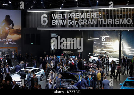 Frankfurt am Main, Deutschland. 14. September 2017. Besucher Blick auf die Fahrzeuge der BMW stand. Die 67. Internationale Automobil-Ausstellung (IAA) in Frankfurt für Fachbesucher geöffnet. Es ist mit über 1000 Ausstellern eine der größten Motor der Welt zeigt. Die Ausstellung wird für die Öffentlichkeit am 16. September geöffnet. Stockfoto