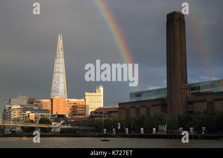 Am Donnerstag, den 14. Abends, einen doppelten Regenbogen erschien in den Shard und Tate Modern Gallery auf der Londoner South Bank. Das Wetter wurde diese Woche sehr mit Sonnenschein und schweren Duschen verunsichert. Stockfoto
