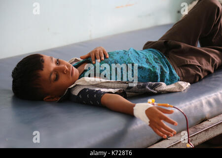 Taiz, Jemen. 26 Aug, 2017. Ein Kind ist für die Cholera im Krankenhaus behandelt. Die Cholera-epidemie im Jemen bleibt das Schlimmste in der Welt. Credit: Abdulnasser zReportage.com/ZUMA Alseddik/Draht/Alamy leben Nachrichten Stockfoto