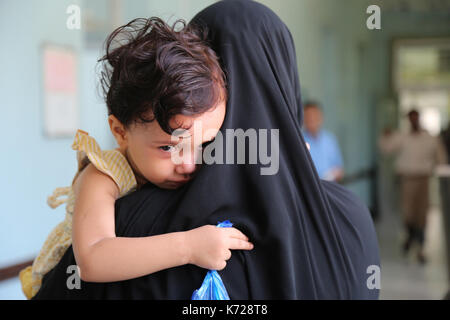 Taiz, Jemen. 26 Aug, 2017. Ein Kleinkind ist von der Mutter nach der Behandlung für Cholera in einem Krankenhaus getröstet. Die wöchentliche Zahl der gemeldeten neuen Cholerafälle im Jemen hat um ein Drittel seit Ende Juni sank nach dem Kinderhilfswerk der Vereinten Nationen (UNICEF). Credit: Abdulnasser zReportage.com/ZUMA Alseddik/Draht/Alamy leben Nachrichten Stockfoto