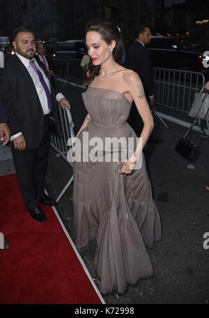 New York, NY, USA. 14 Sep, 2017. Angelina Jolie in der Ankunftshalle für ersten töteten sie meinem Vater Premiere, Directors Guild of America (DGA) Theater, New York, NY 14. September 2017. Credit: Derek Sturm/Everett Collection/Alamy leben Nachrichten Stockfoto