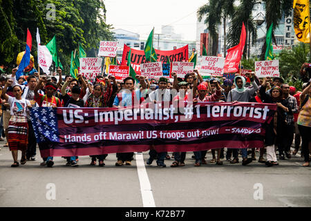 Manila, Philippinen. 15 Sep, 2017. Bestehend aus vor allem der indigenen Bevölkerung von Mindanao, Hunderte marschierten in Richtung der US-Botschaft in Roxas Boulevard, nur durch Kontrolle der Massen Polizeibeamte in Kalaw Avenue, die gesperrt werden sollen, ein paar hundert Meter von der Botschaft vor Ort. Credit: J Gerard Seguia/ZUMA Draht/Alamy leben Nachrichten Stockfoto