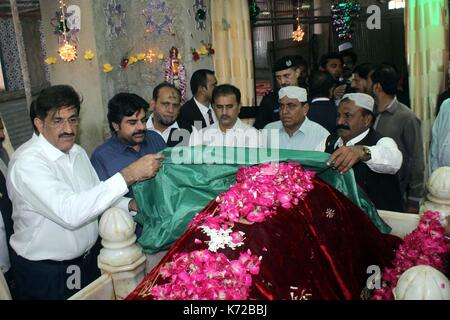 Chief Minister Sindh Murad Ali Shah zusammen mit seinem Kabinett eine Hommage an die Sufi-heiligen Hazrat Abdullah Shah Ghazi anlässlich von Urs in Karachi am Donnerstag, 14. September 2017. Stockfoto