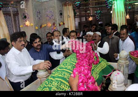 Chief Minister Sindh Murad Ali Shah zusammen mit seinem Kabinett eine Hommage an die Sufi-heiligen Hazrat Abdullah Shah Ghazi anlässlich von Urs in Karachi am Donnerstag, 14. September 2017. Stockfoto