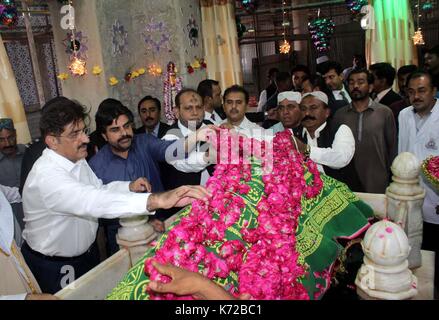 Chief Minister Sindh Murad Ali Shah zusammen mit seinem Kabinett eine Hommage an die Sufi-heiligen Hazrat Abdullah Shah Ghazi anlässlich von Urs in Karachi am Donnerstag, 14. September 2017. Stockfoto