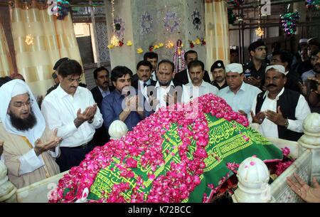 Chief Minister Sindh Murad Ali Shah zusammen mit seinem Kabinett eine Hommage an die Sufi-heiligen Hazrat Abdullah Shah Ghazi anlässlich von Urs in Karachi am Donnerstag, 14. September 2017. Stockfoto