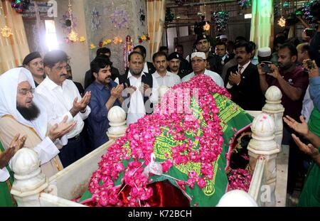 Chief Minister Sindh Murad Ali Shah zusammen mit seinem Kabinett eine Hommage an die Sufi-heiligen Hazrat Abdullah Shah Ghazi anlässlich von Urs in Karachi am Donnerstag, 14. September 2017. Stockfoto