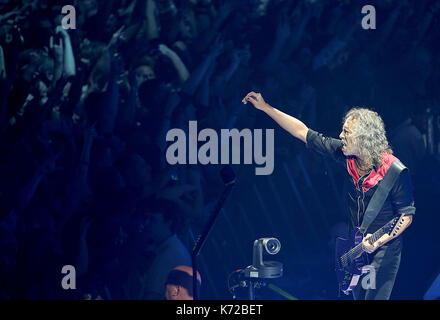 Köln, Deutschland. 14 Sep, 2017. Kirk Hammett, Gitarrist der US Heavy Metal Band Metallica, am Beginn der europäischen Tour an die Lanxess Arena in Köln, Deutschland, 14. September 2017. Foto: Oliver Berg/dpa/Alamy leben Nachrichten Stockfoto