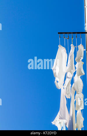 Das Trocknen von Wäsche auf einem blauen Himmel Stockfoto