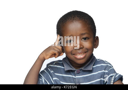 Kleinen afrikanischen Jungen denken mit Finger auf seinem Kopf isoliert auf weißem Stockfoto