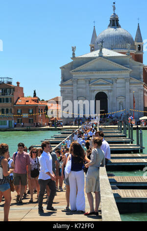 Personen, die Pontoon Bridge über den Canale della Giudecca zu Festa del Redentore Stockfoto