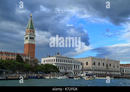 Dunkle Wolken hängen über Venedig Stockfoto