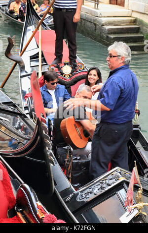 Musiker und Sänger in Venedig Gondel Serenade Stockfoto