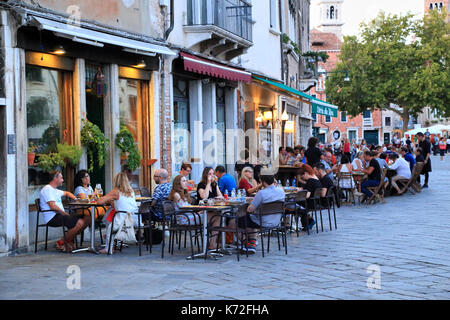 Restaurants am Platz Campo Santa Margherita: Orient Erfahrung II und Osteria alla Bifora Stockfoto