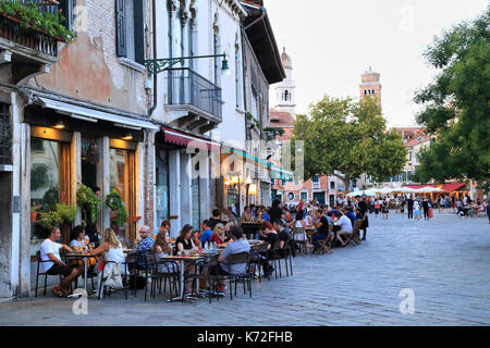 Restaurants am Platz Campo Santa Margherita: Orient Erfahrung II und Osteria alla Bifora Stockfoto