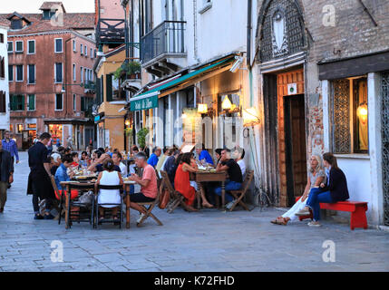 Osteria alla Bifora-italienisches Cafe Bar Restaurant am Campo Santa Margherita, Venedig Stockfoto