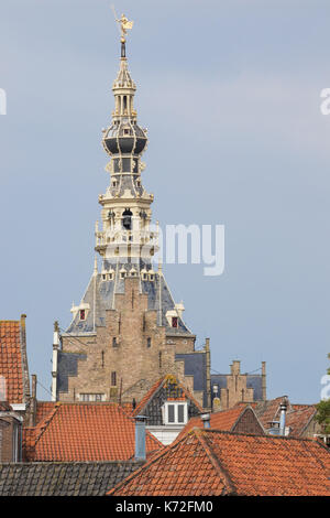 Der Turm des Alten Rathauses mit Blick auf die Häuser von Zierikzee Stockfoto