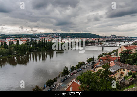 Ein Blick auf die Moldau und Eisenbahnbrücke von Vyšehrad, Prag Stockfoto