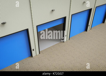 3D-rendering Lager außen mit Shutter Türen Stockfoto