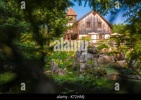 Kanada, Provinz Quebec, GaspŽsie, Eastman, der Heimat des eco-häuser Entre Lac et Ratschings, von denen einige ohne Strom, in den Wald, mit Trockentoiletten Stockfoto