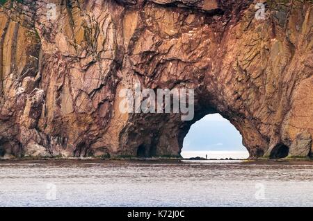 Kanada, Provinz Quebec, GaspŽsie, ële - Bonaventura und Rochre-Perc Ž Nationalpark, Rocher PercŽ (88 m) ist eine felsige Insel mit steilen Klippen mit einer spektakulären Natural Arch, in den Golf von St. Laurent River befindet sich im äußersten Osten des GaspŽsie Halbinsel, mit Blick auf das Dorf PercŽ Stockfoto