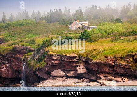 Kanada, Provinz Quebec, GaspŽsie, ële - Bonaventure-et-du-Rochre-Perc Ž Nationalpark, PercŽ, ein verlassenes Haus am Rande eines Wasserfalls und Cliff auf ële Bonaventure. Stockfoto