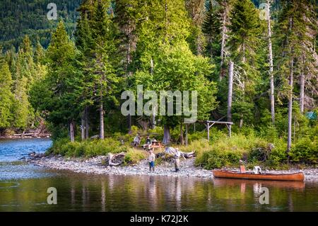 Kanada, Provinz Quebec, GaspŽsie National Park, La Grande Fosse, 4 Kanu Männer angeln im Fluss fliegen Stockfoto